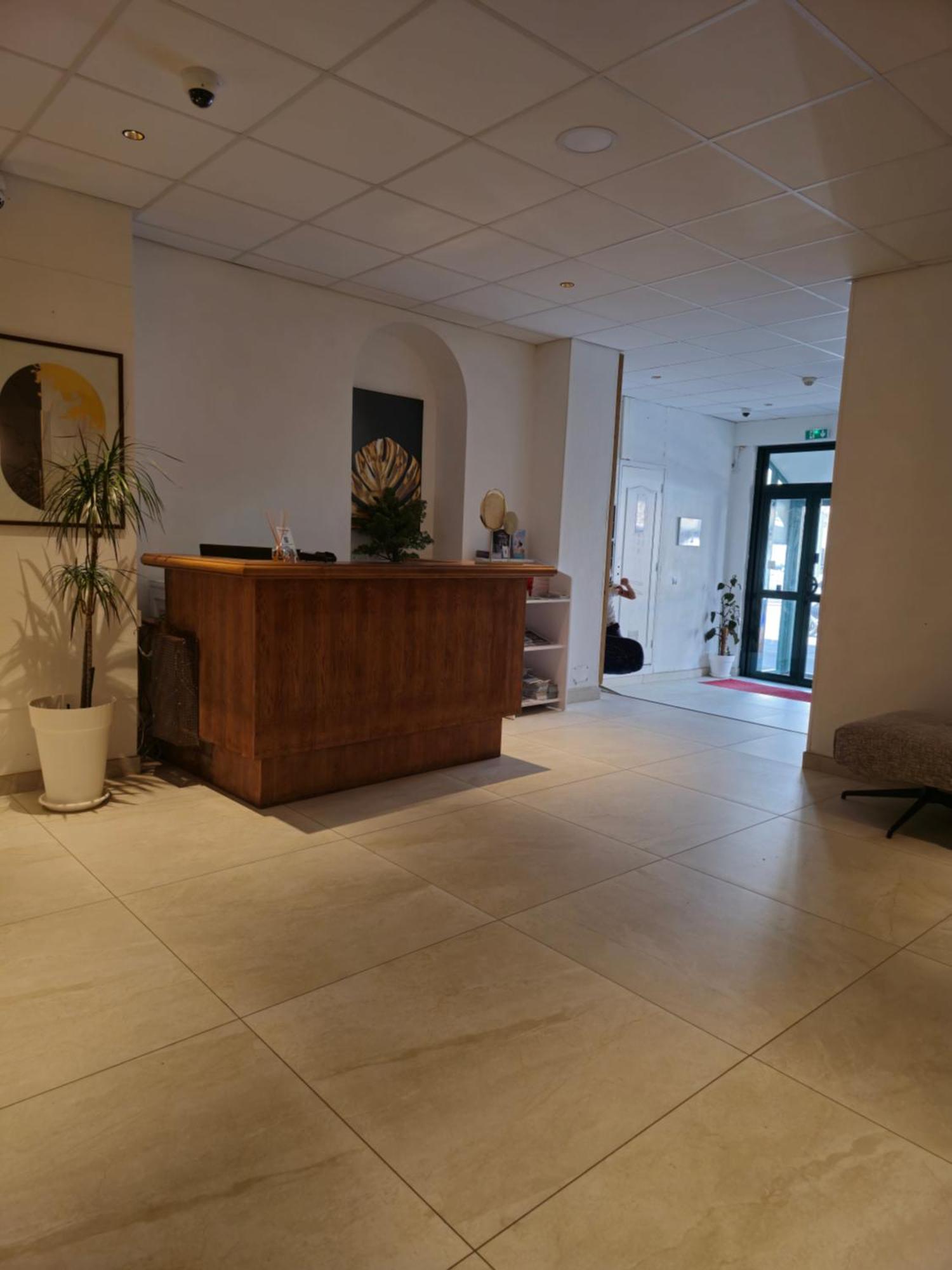 Hotel L'Alsace-Gare Sncf Нарбонна Экстерьер фото